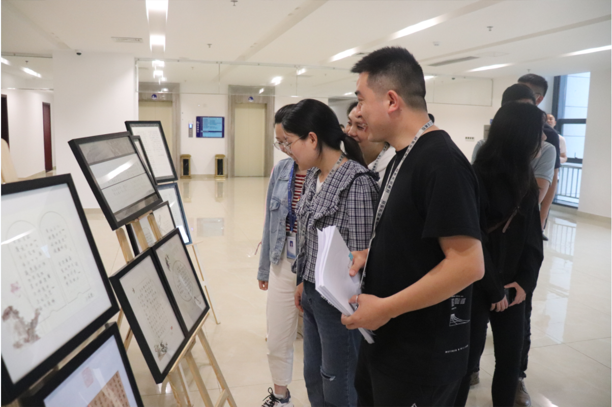 圖為：開投集團(tuán)展出優(yōu)秀獲獎(jiǎng)作品，干部職工及家屬參觀書法作品，學(xué)習(xí)廉潔文化.png